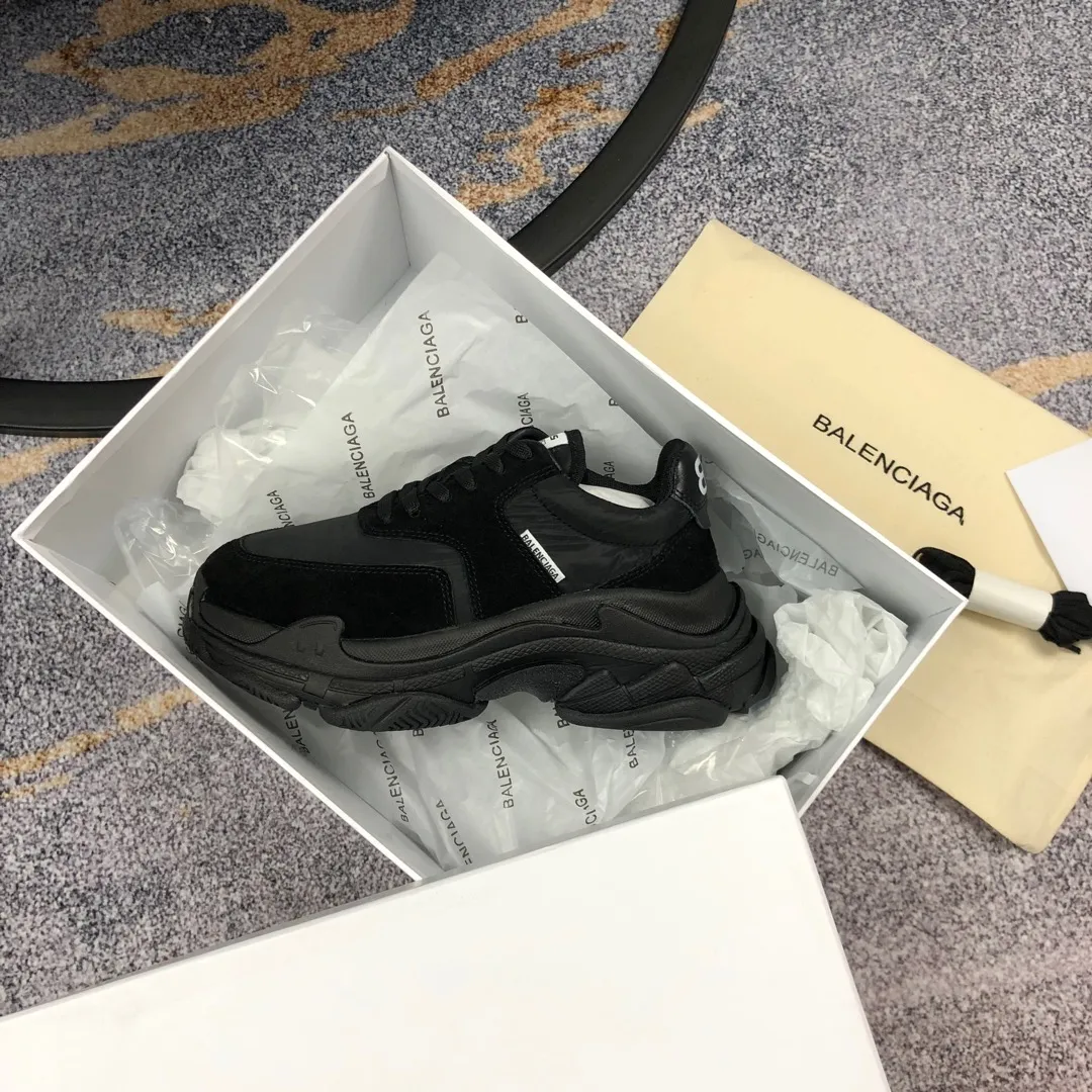 👟👟Ex-factory price 800👟👟 Balenciaga second generation 17 colors🖤 Balenciaga Triple-s Balenciaga-dad shoes. The world’s most popular retro jogging shoes 🔥. 🔺Retro distressed craftsmanship ~ original combination sole, heavy craftsmanship, not a low-end 2-layer combination sole! The upper is made of imported parachute cloth spliced ​​with nubuck matte, priced at 24 yuan per foot, which is different from the ordinary canvas on the market! The back is covered with cowhide high-frequency embossing! ⚠️When purchasing authentic products at the counter, I specifically asked the clerk about the materials. Size: 35-41 yards, men’s size 39-45, matching cloth bag, shoelaces, complete certificate of certification/men’s model will be notified later.